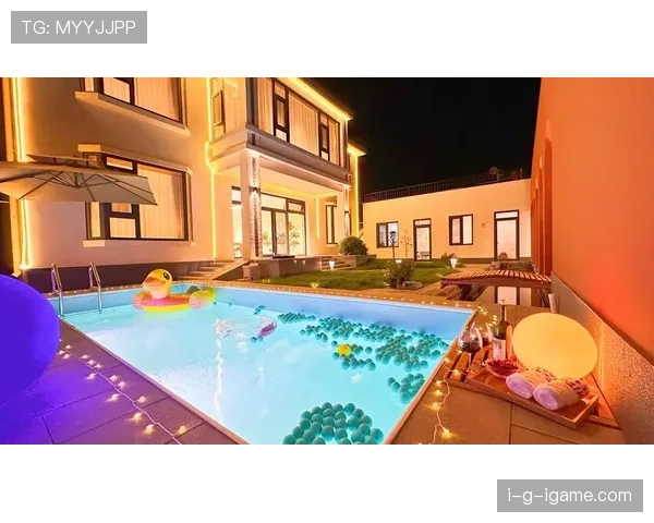 刷到约书亚酒店泳池那张自拍，泳池比我整栋小区还奢华，心态直接碎了