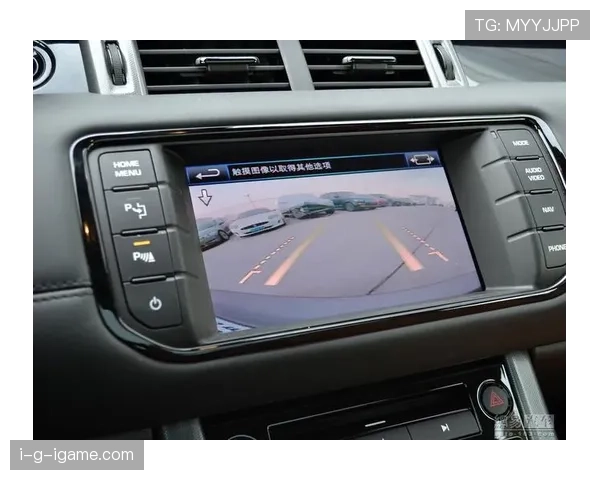 贝克汉姆又在晒他那辆老款路虎了，这车比我家房龄都大还天天擦得反光？